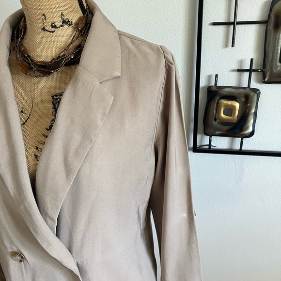 Davi & Dani Tan Double Breasted Blazer in Size Small a business essential - Picture 6 of 6